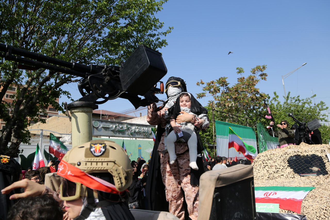 TAHRAN (AA) – İran’ın başkenti Tahran’da kadınlar, Ulusal Ordu Günü