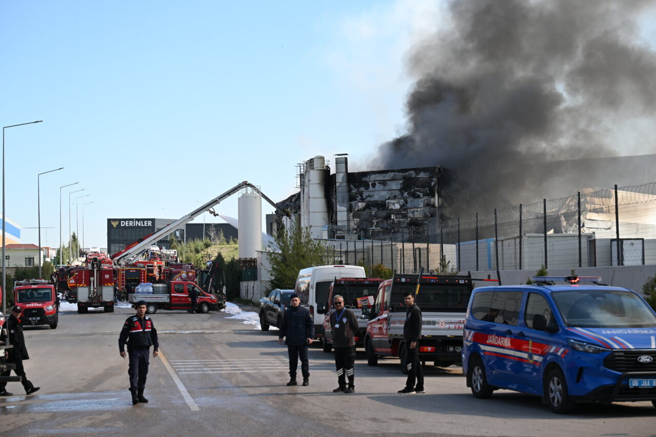 ANKARA (AA) – Ankara'nın Sincan ilçesindeki boya fabrikasında çıkan yangına