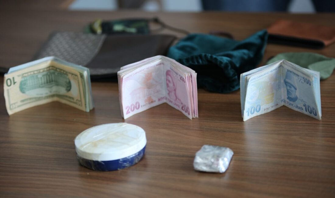 BATMAN (AA) – Batman'da belediye otobüsünde unutulan çanta ve içindeki