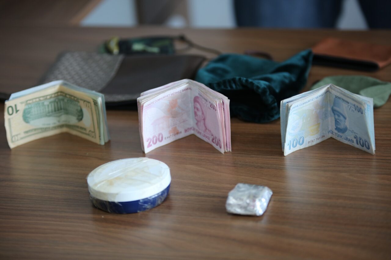 BATMAN (AA) – Batman'da belediye otobüsünde unutulan çanta ve içindeki