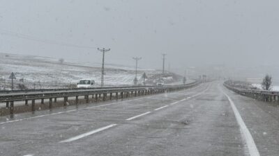 BAYBURT (AA) – Bayburt'ta kar ve karla karışık yağmur etkisini
