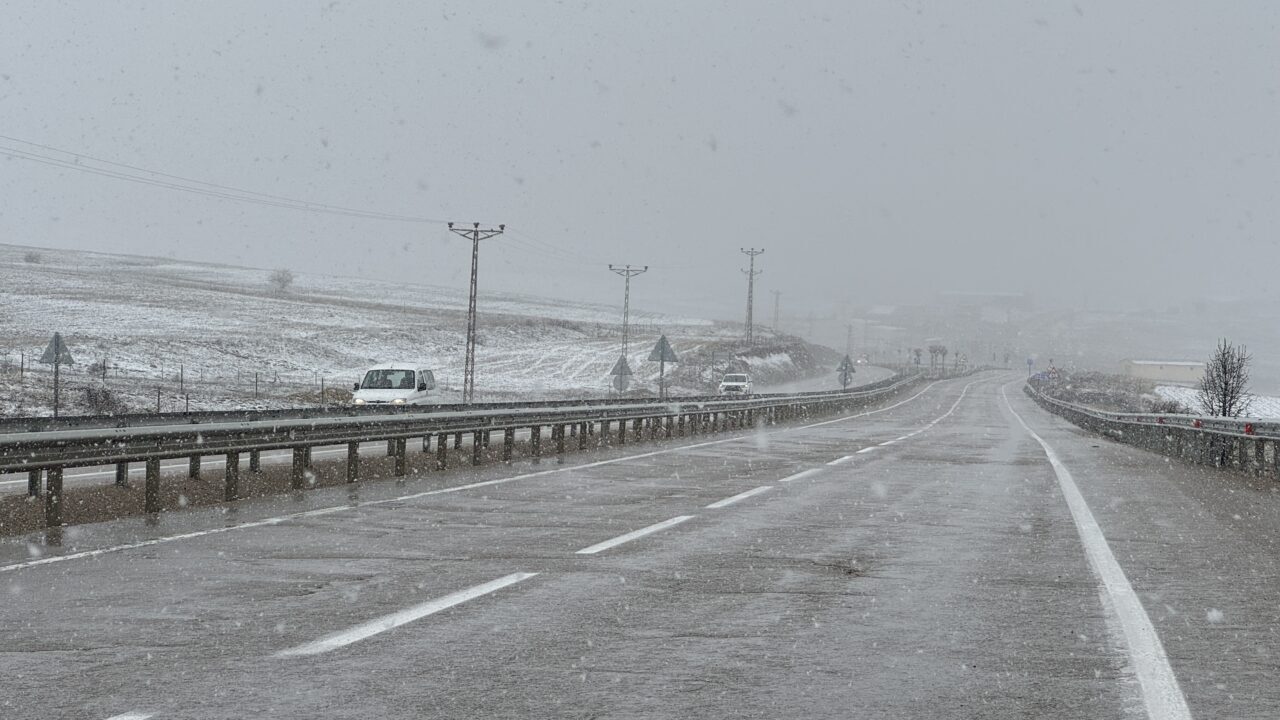 BAYBURT (AA) – Bayburt'ta kar ve karla karışık yağmur etkisini