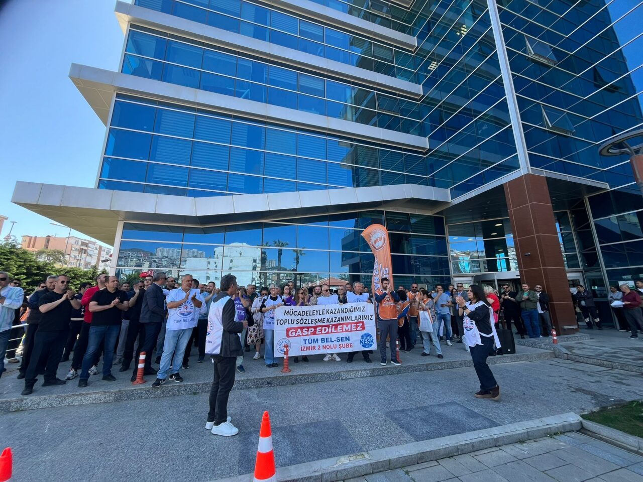 İZMİR (AA) – İzmir'in Bayraklı Belediyesinde çalışan 355 memur, toplu