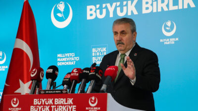 - "İşçi bayramı, işçi bayramı olarak kutlansın, işçiler tarafından kutlansın.