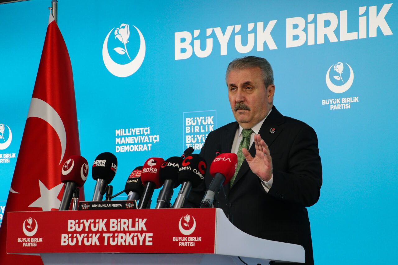 - "İşçi bayramı, işçi bayramı olarak kutlansın, işçiler tarafından kutlansın.