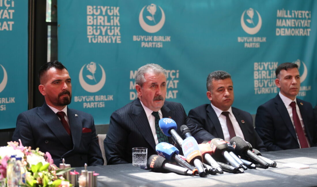 - "İsrail donanması, Gazze'ye insani yardım götüren Küresel Sumud Filosu'na