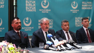 - "İsrail donanması, Gazze'ye insani yardım götüren Küresel Sumud Filosu'na