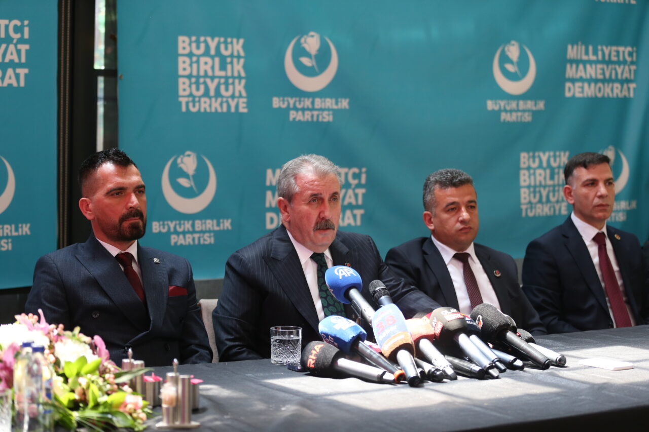 - "İsrail donanması, Gazze'ye insani yardım götüren Küresel Sumud Filosu'na
