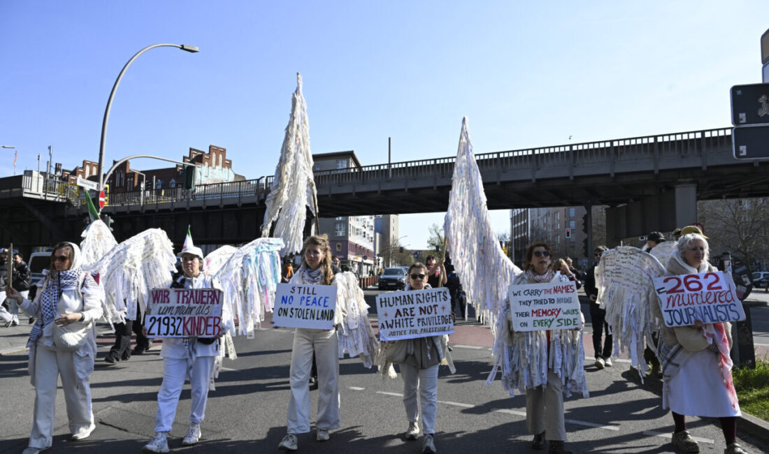 BERLİN (AA) – Almanya’nın başkenti Berlin’de Filistin’e destek gösterisi yapıldı.