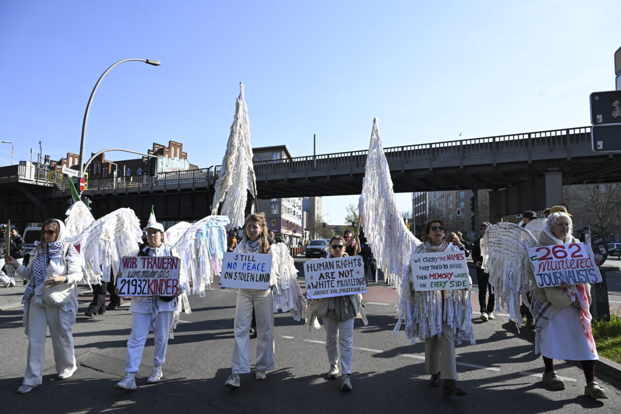 BERLİN (AA) – Almanya’nın başkenti Berlin’de Filistin’e destek gösterisi yapıldı.