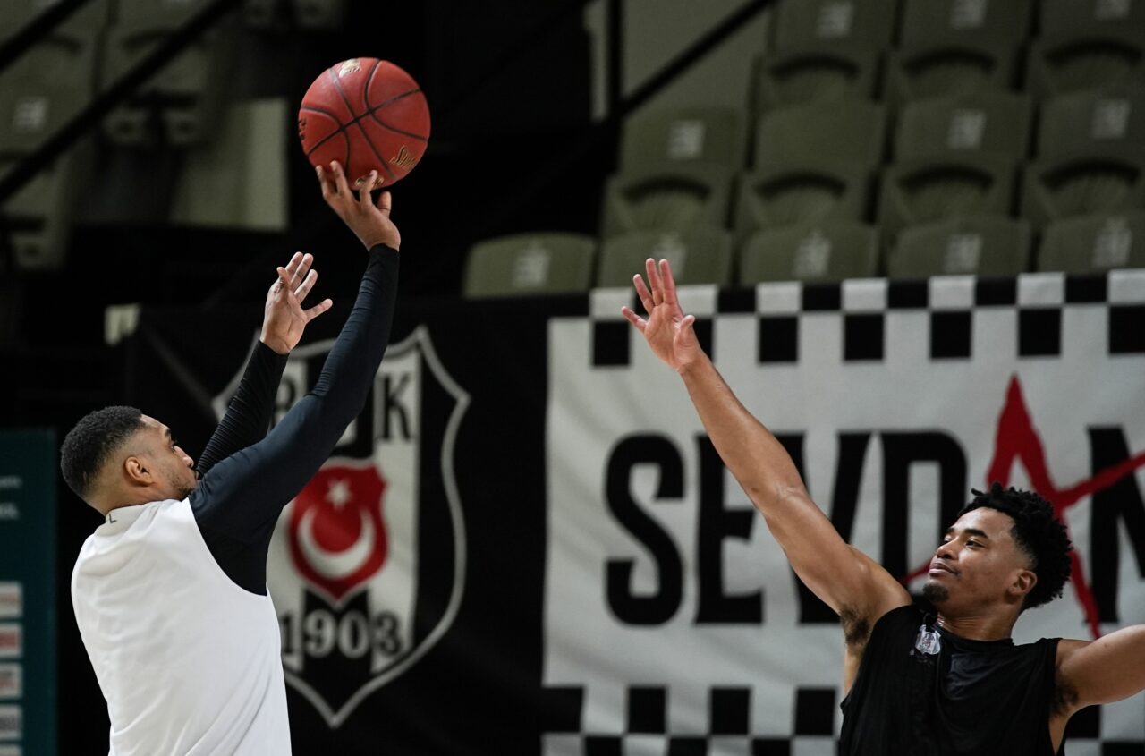 - Beşiktaş GAİN Başantrenörü Dusan Alimpijevic:
"Kulübün tarihine baktığımızda böyle bir