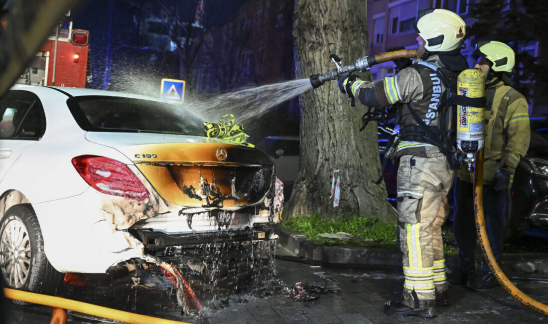 İSTANBUL (AA) – Beşiktaş'ta araç kiralama şirketinin önünde park halindeki