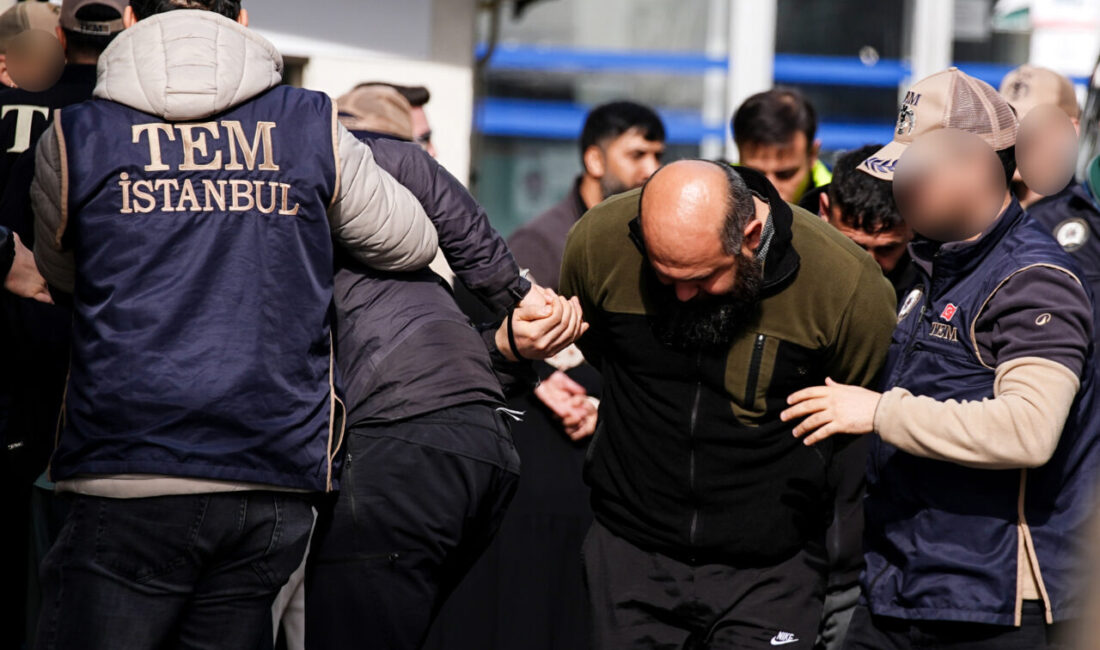 İSTANBUL (AA) – İstanbul Beşiktaş'ta, Yapı Kredi Plaza önündeki polis