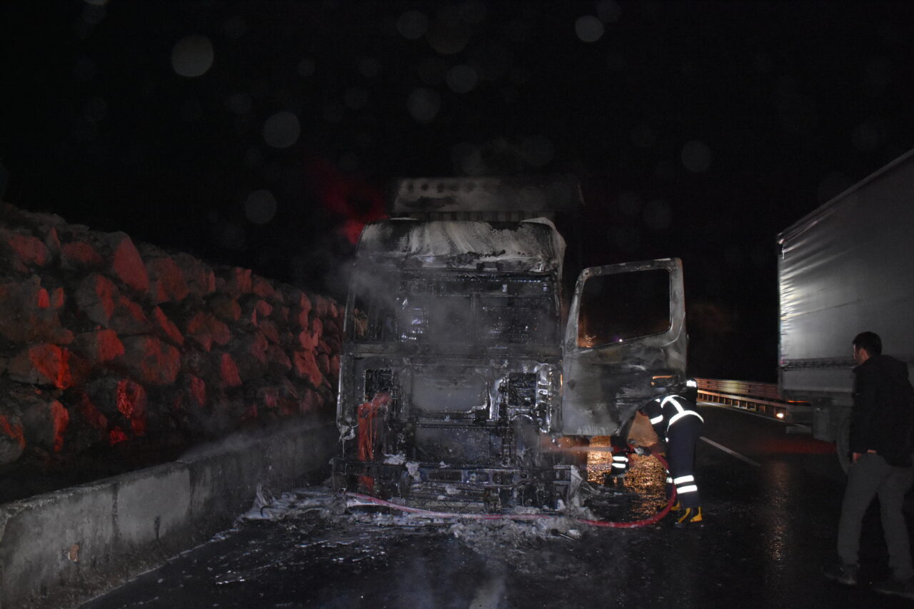 BİLECİK (AA) – Bilecik'te un yüklü tırda çıkan yangın, itfaiye