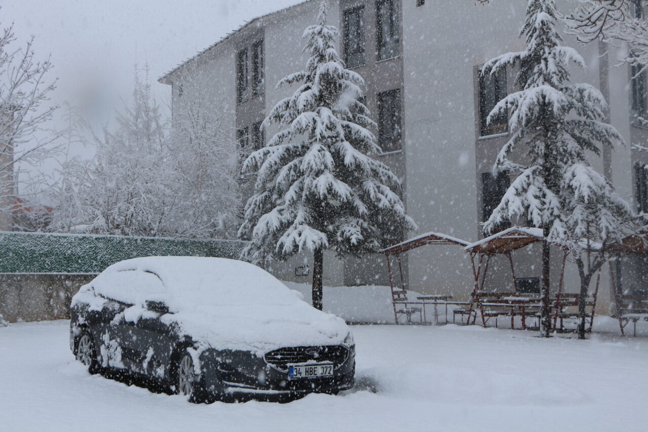 BİNGÖL (AA) – Bingöl'ün Karlıova ilçesi yağan karla beyaza büründü.