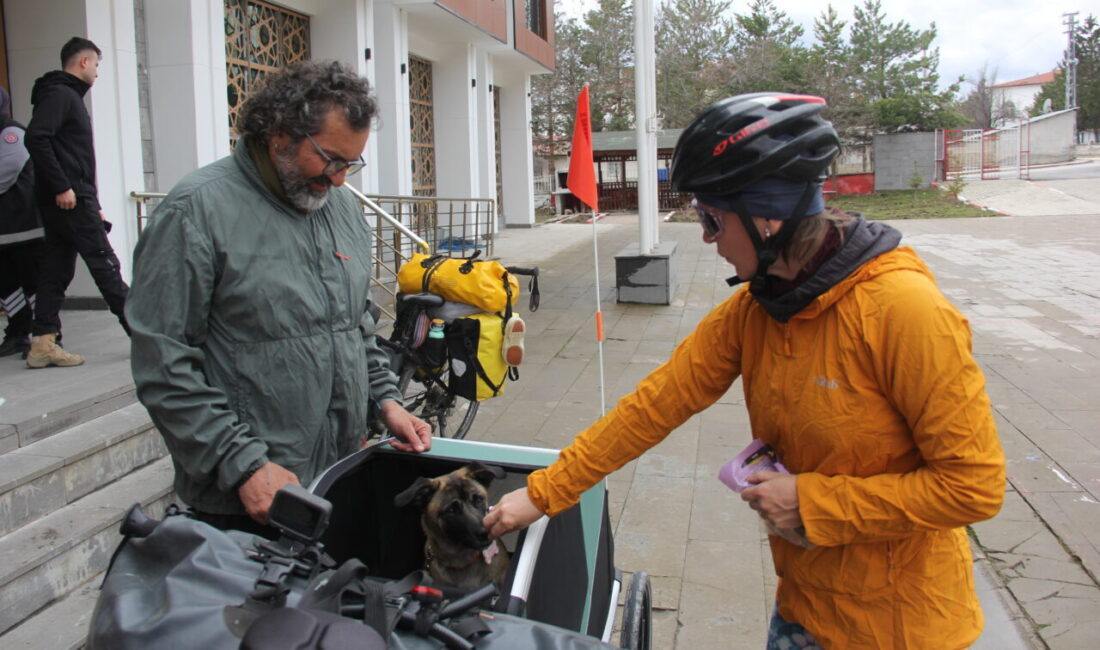 SİVAS (AA) – Bisikletleriyle 2022'de dünya turuna çıkan İspanyol çift,