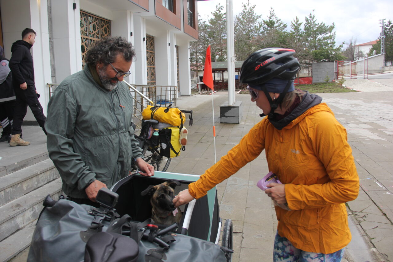 SİVAS (AA) – Bisikletleriyle 2022'de dünya turuna çıkan İspanyol çift,