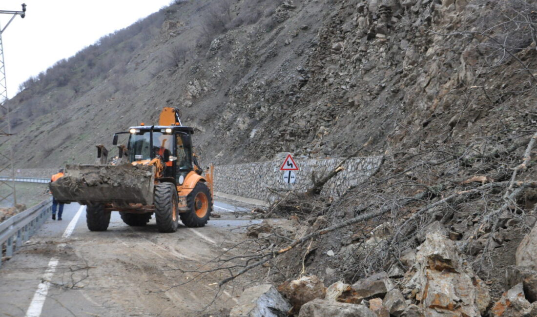 BİTLİS (AA) – Bitlis'in Hizan ilçesinde heyelan nedeniyle kapanan kara