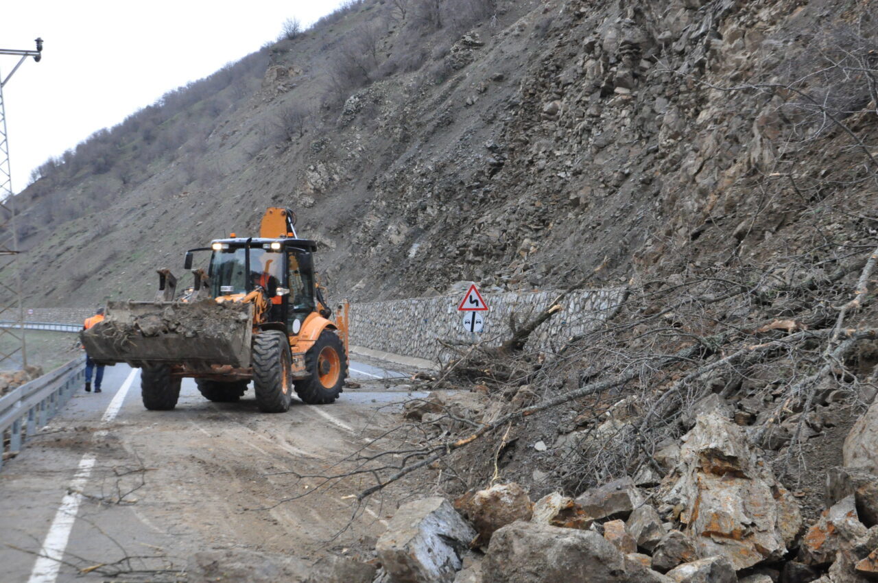 BİTLİS (AA) – Bitlis'in Hizan ilçesinde heyelan nedeniyle kapanan kara