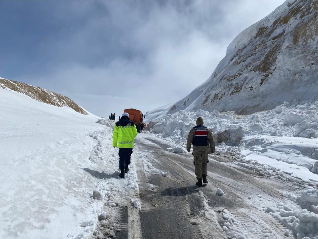 BİTLİS (AA) – Bitlis'te Ahlat-Malazgirt kara yoluna düşen çığ ekiplerce