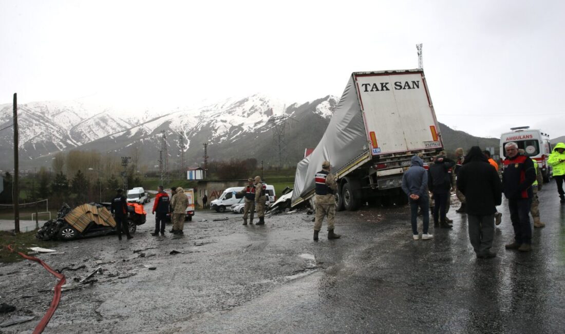 BİTLİS (AA) – Bitlis'in Tatvan ilçesinde otomobille tırın çarpışması sonucu