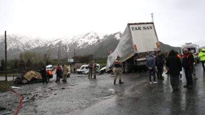BİTLİS (AA) – Bitlis'in Tatvan ilçesinde otomobille tırın çarpışması sonucu