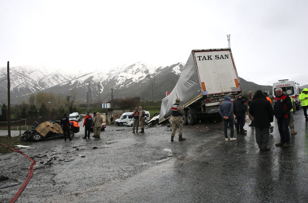 BİTLİS (AA) – Bitlis'in Tatvan ilçesinde otomobille tırın çarpışması sonucu