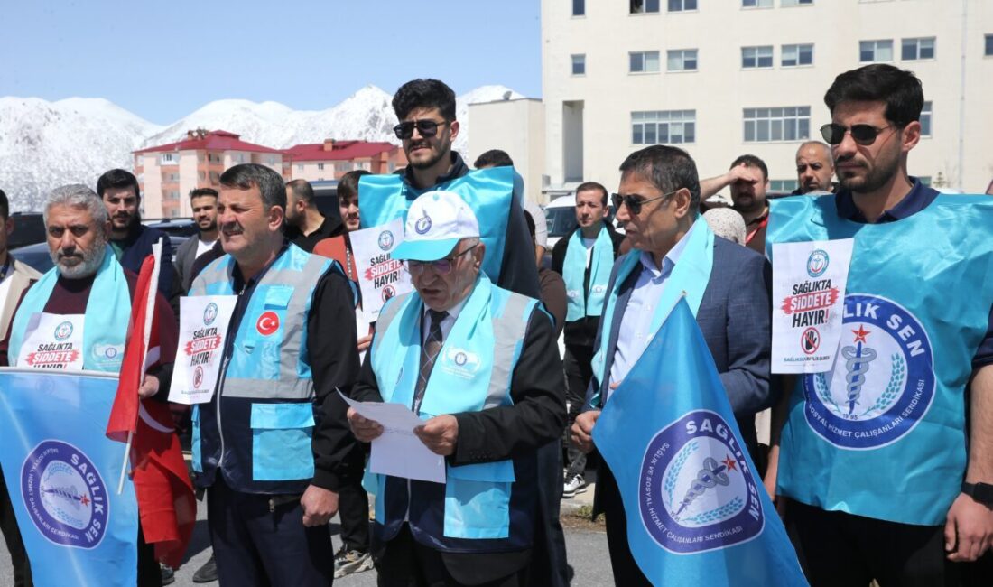 BİTLİS (AA) – Sağlık-Sen Bitlis Şubesi üyeleri, dün Bitlis Tatvan