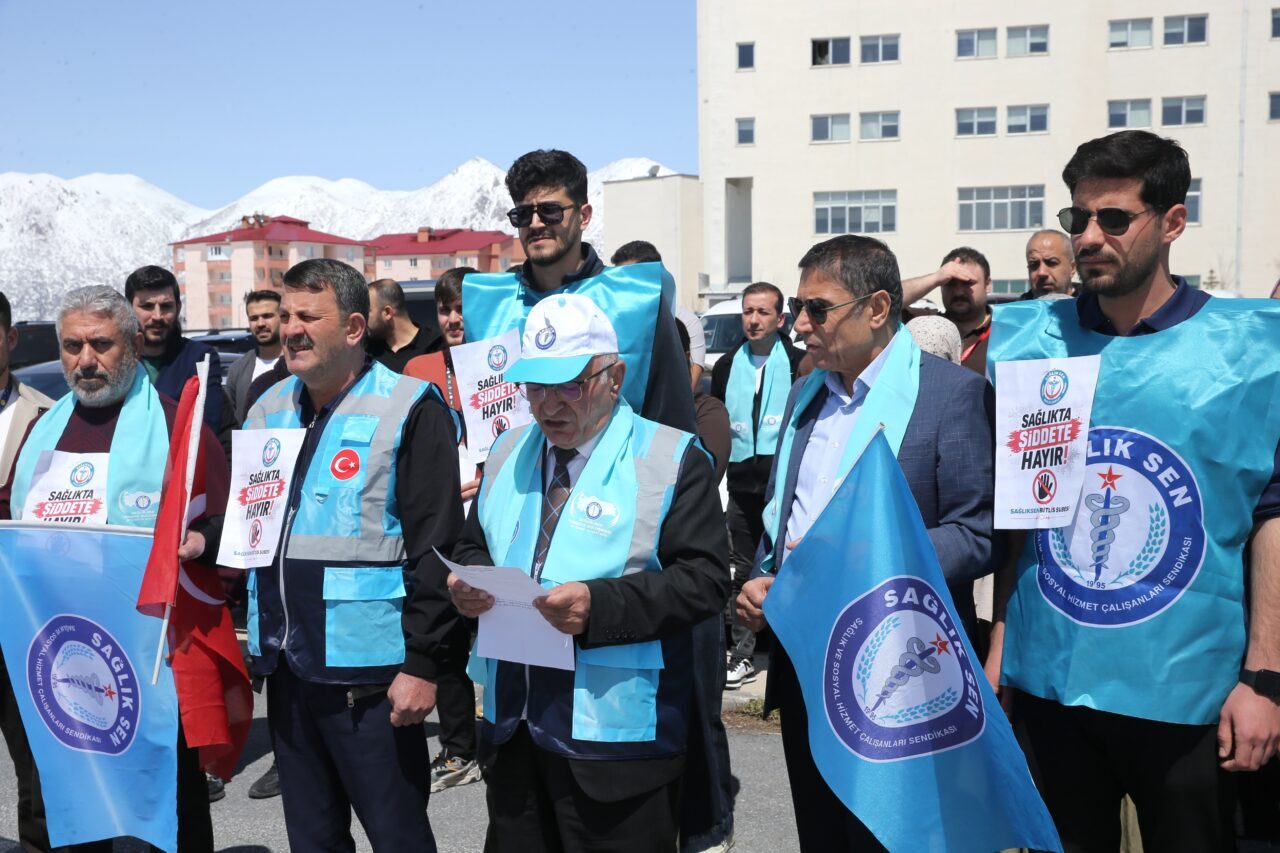 BİTLİS (AA) – Sağlık-Sen Bitlis Şubesi üyeleri, dün Bitlis Tatvan