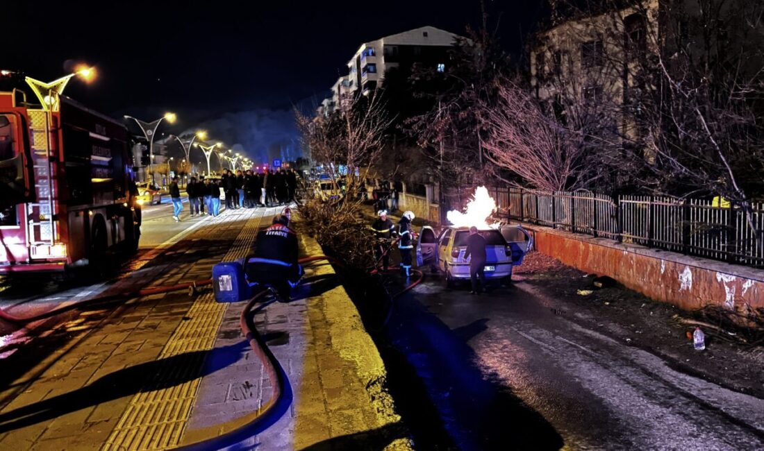BİTLİS (AA) – Bitlis'te seyir halindeyken yangın çıkan otomobil kullanılamaz