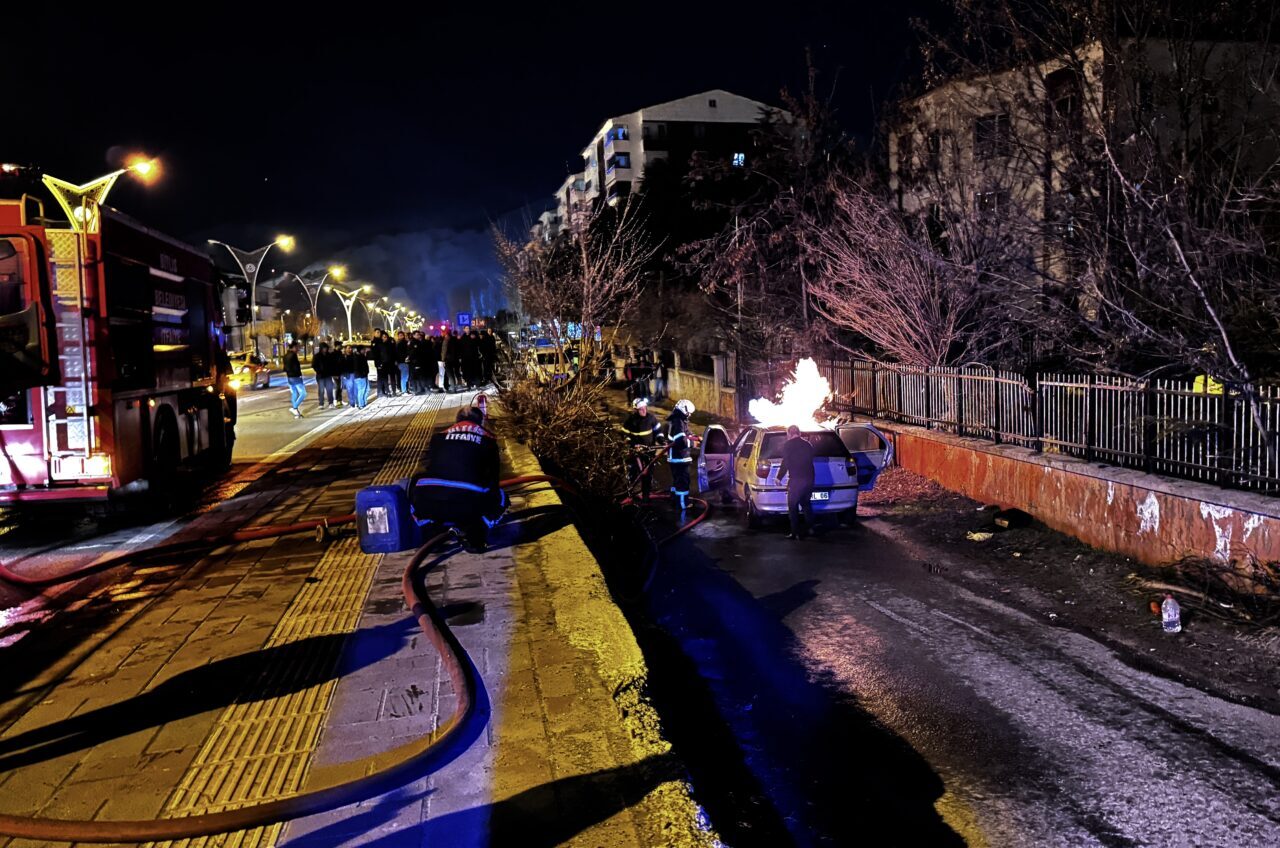 BİTLİS (AA) – Bitlis'te seyir halindeyken yangın çıkan otomobil kullanılamaz