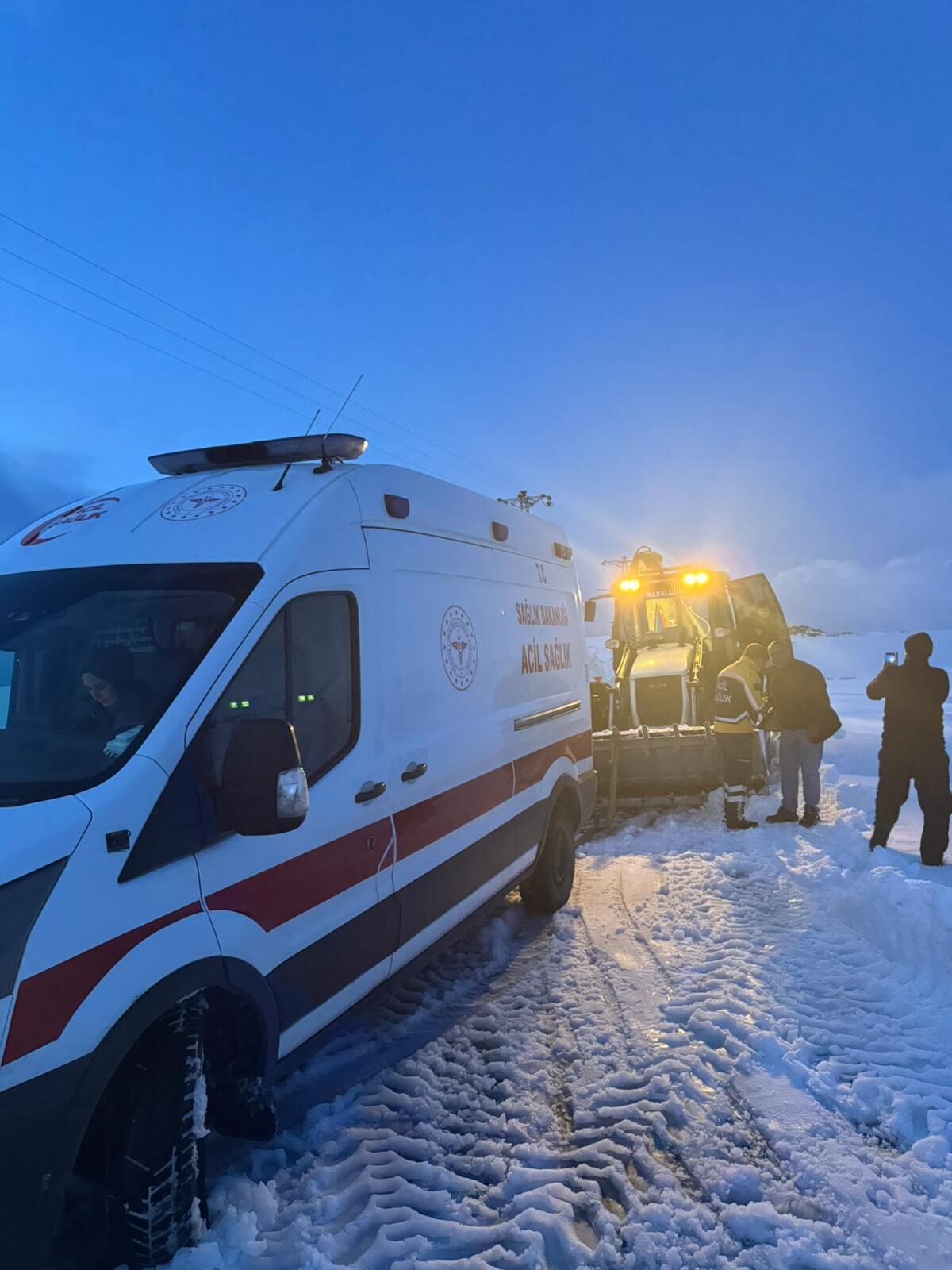 BİTLİS (AA) – Bitlis'in Adilcevaz ilçesinde, kar ve tipi nedeniyle