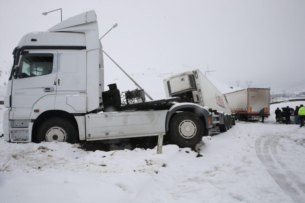 BİTLİS (AA) – Bitlis'te 6 aracın karıştığı zincirleme trafik kazasında