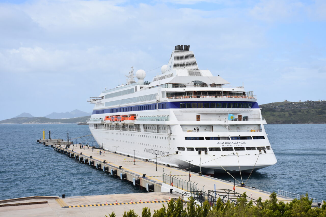 MUĞLA (AA) – Muğla'nın Bodrum ilçesine sezonun ilk kruvaziyeri "Astoria