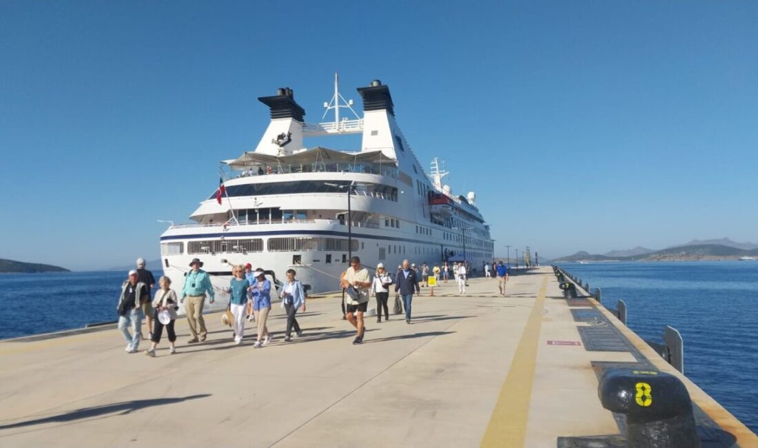 MUĞLA (AA) – Bahamalar bayraklı "Star Legend" adlı kruvaziyer, Muğla'nın