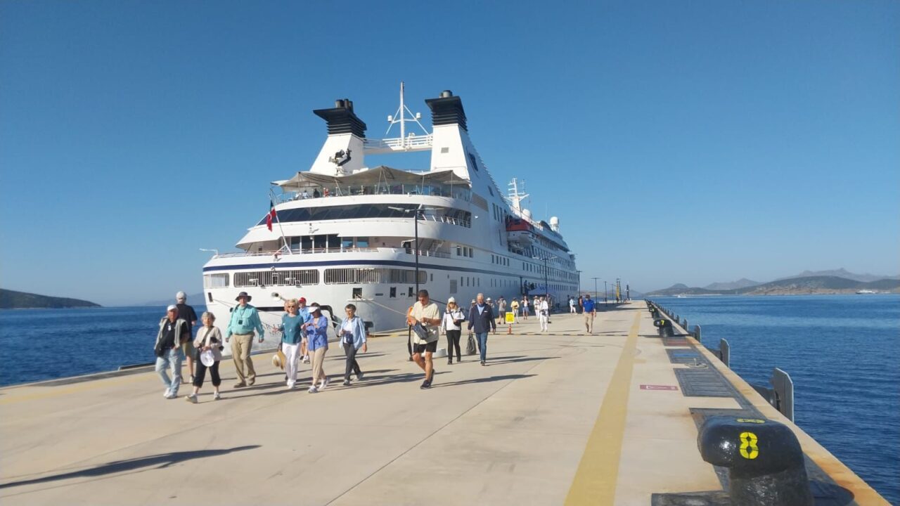 MUĞLA (AA) – Bahamalar bayraklı "Star Legend" adlı kruvaziyer, Muğla'nın