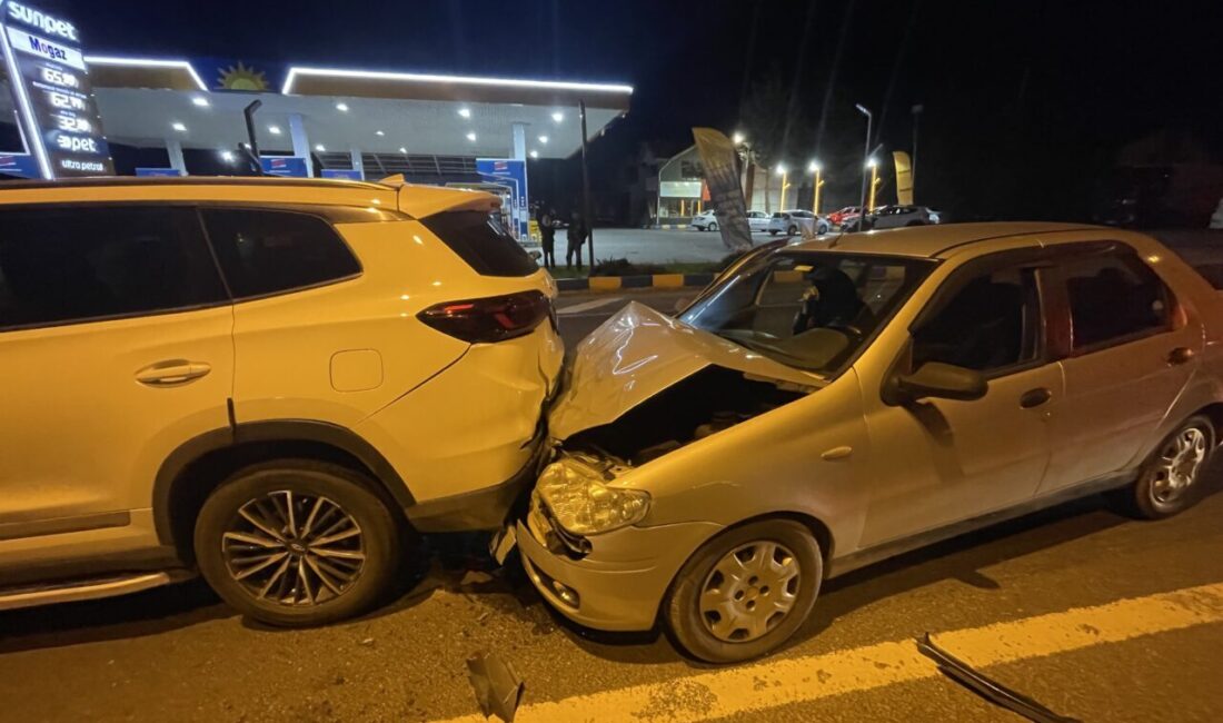 BOLU (AA) – Bolu’da 3 otomobil, 2 cip ve 1