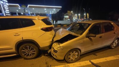 BOLU (AA) – Bolu’da 3 otomobil, 2 cip ve 1