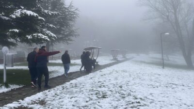 BOLU (AA) – Bolu'nun yüksek kesimlerinde kar yağışı etkili oldu.