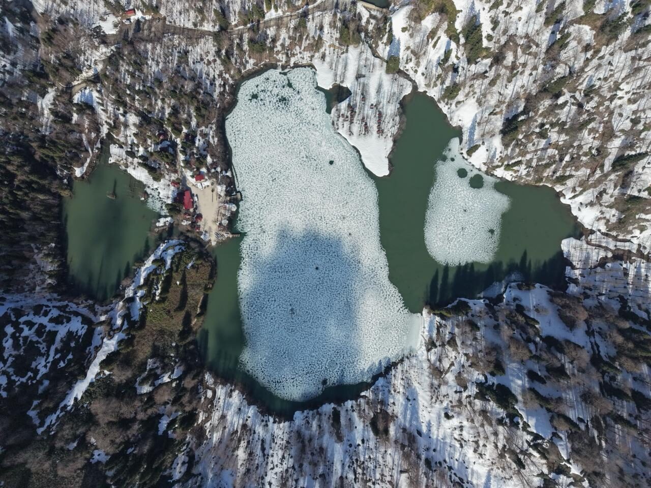 ARTVİN (AA) – Artvin'in önemli turizm merkezlerinden Borçka Karagöl Tabiat