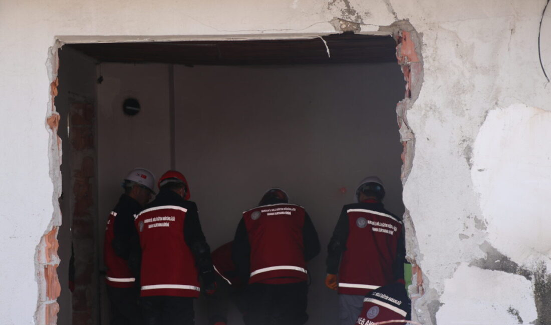BURDUR (AA) – Burdur'da arama kurtarma ekiplerinin katılımıyla deprem tatbikatı