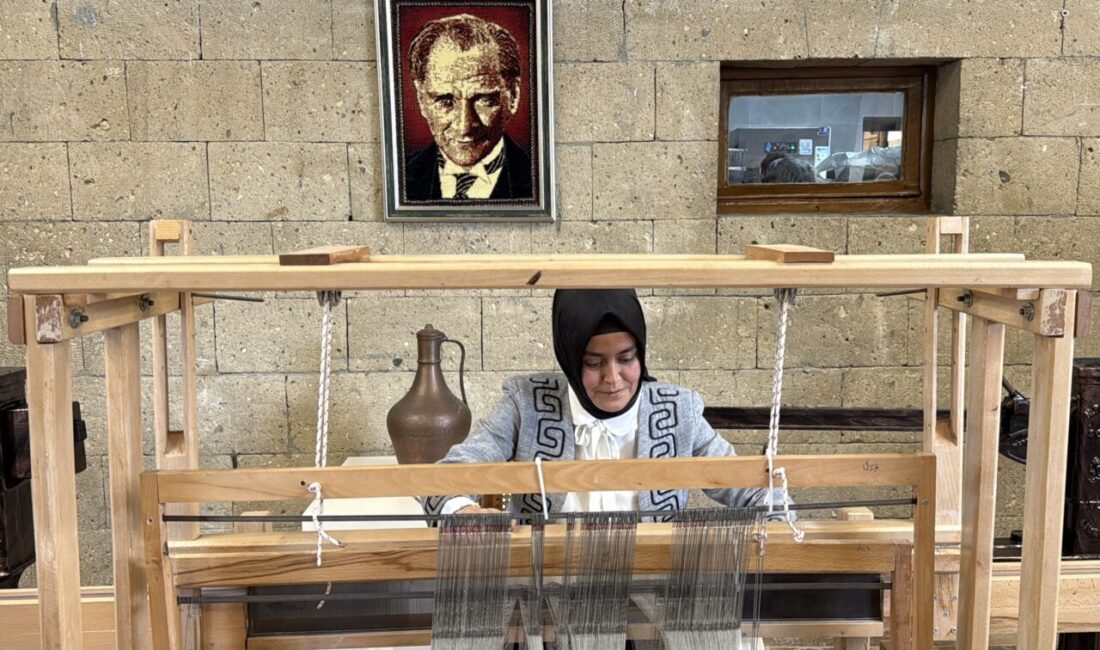 BURDUR (AA) – Burdur'da tarihi tren garında Millet Kıraathanesi, atölye