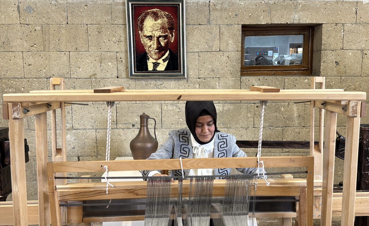BURDUR (AA) – Burdur'da tarihi tren garında Millet Kıraathanesi, atölye