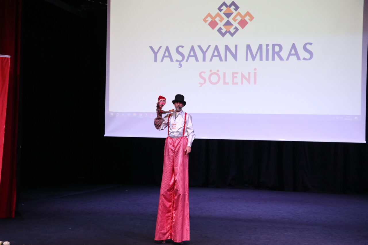 BURDUR (AA) – Burdur'da "Yaşayan Miras Şöleni" başladı. Kültür ve