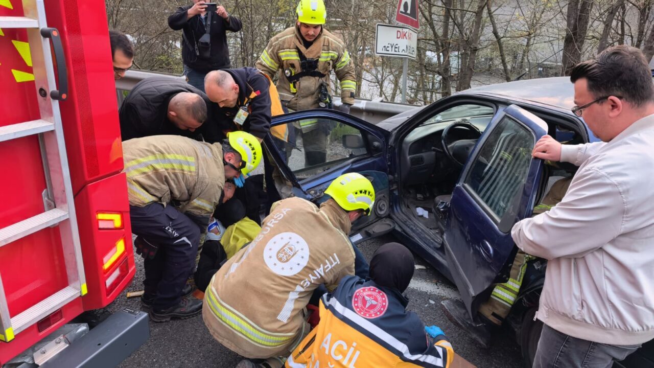 BURSA (AA) – Bursa'nın İnegöl ilçesinde, otomobilin bariyerlere çarpması sonucu