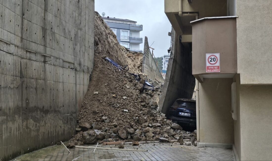 BURSA (AA) – Bursa'nın Mudanya ilçesinde yağış sonrası istinat duvarının