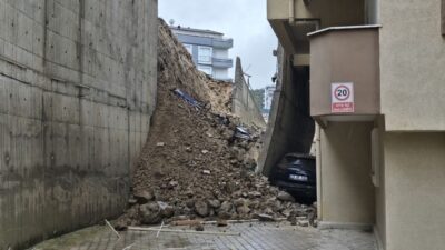 BURSA (AA) – Bursa'nın Mudanya ilçesinde yağış sonrası istinat duvarının