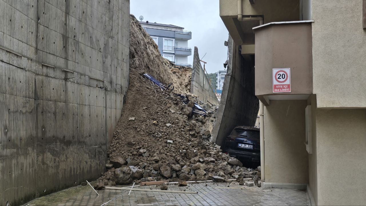 BURSA (AA) – Bursa'nın Mudanya ilçesinde yağış sonrası istinat duvarının