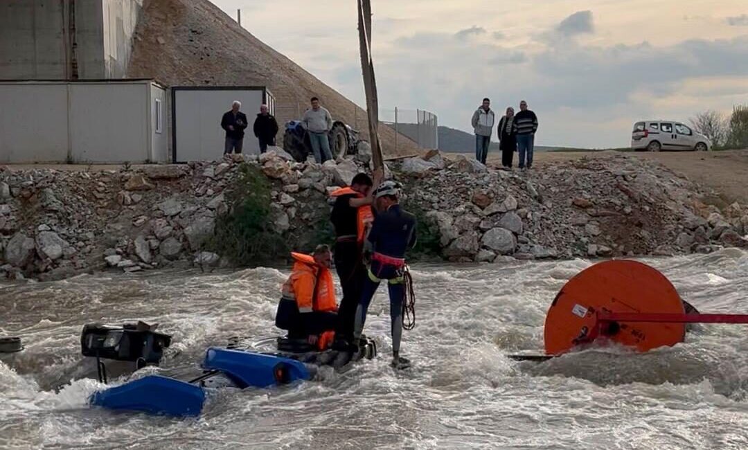 BURSA (AA) – Bursa'nın Yenişehir ilçesinde dereden geçirilmeye çalışılan traktör