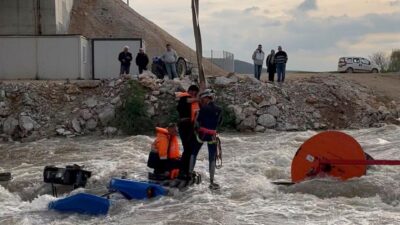 BURSA (AA) – Bursa'nın Yenişehir ilçesinde dereden geçirilmeye çalışılan traktör